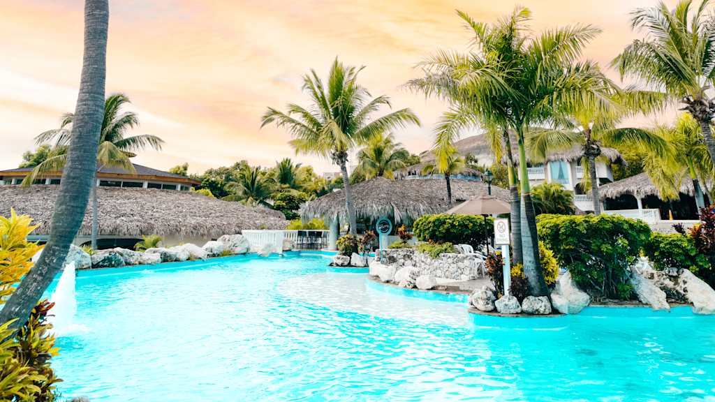 Official Sunwing vacation hotel imagery: Premium Clubs, Butler Suites & Exclusive Sections
