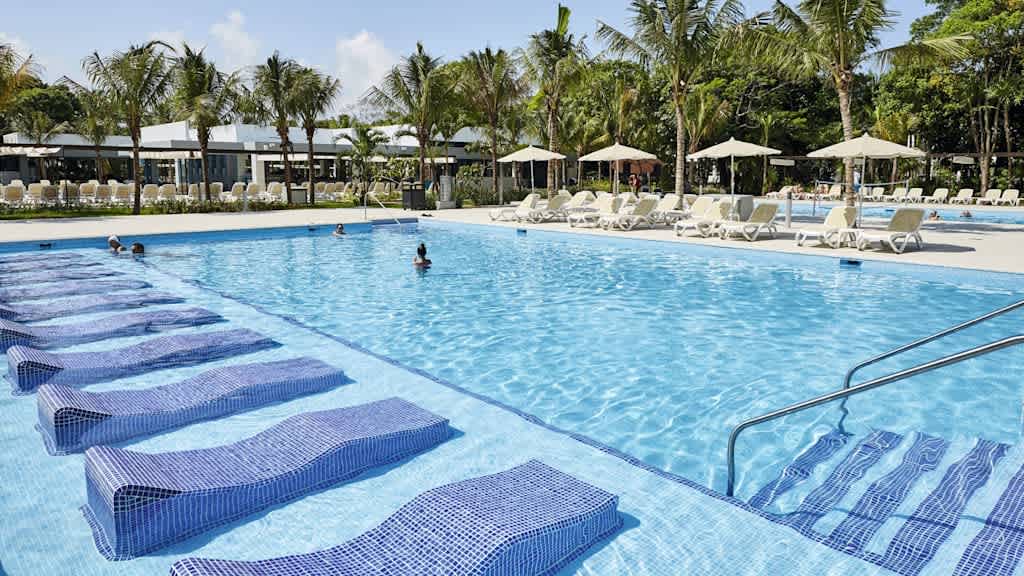 Official Sunwing vacation experience: Pools, Beaches, Sports & Wellness